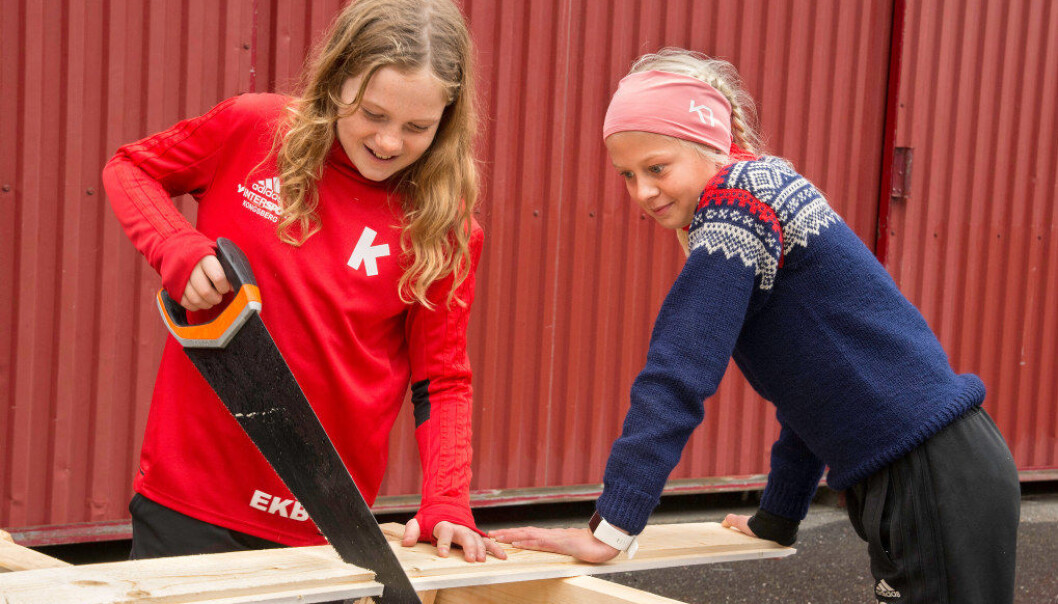 For mange av elevene er saging både nytt og morsomt. Her er det Emilie Kongsjorden Bekkjorden og Mille Simensen Brennhaugen som er i sving. Foto: Kari Kløvstad For mange av elevene er saging både nytt og morsomt. Her er det Emilie Kongsjorden Bekkjorden og Mille Simensen Brennhaugen som er i sving. Foto: Kari Kløvstad