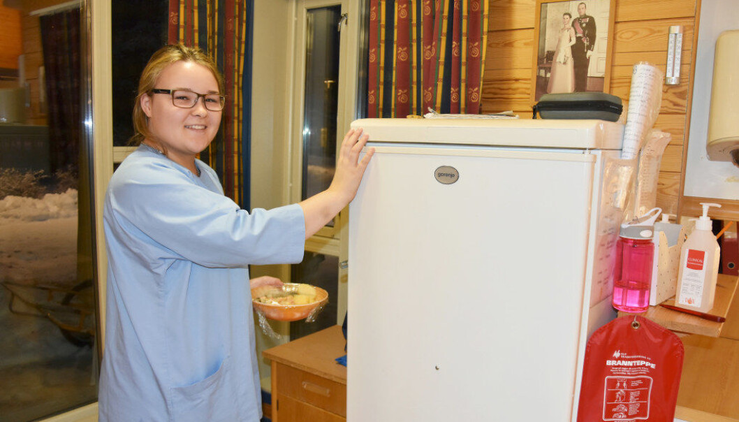 Selma Johnsen trives med jobben i omsorgsboligen i Karasjok. Det eneste negative er at hun får for lite tid til venner. Foto: Wenche Schjønberg Selma Johnsen trives med jobben i omsorgsboligen i Karasjok. Det eneste negative er at hun får for lite tid til venner. Foto: Wenche Schjønberg