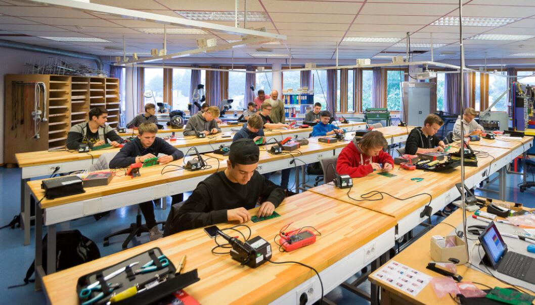 Elever på Yrkesfag, som her i elektroklassen på Halden videregående, har store utgifter til utstyr. Nå får de snart økt stipend. Foto: Werner Juvik Elever på Yrkesfag, som her i elektroklassen på Halden videregående, har store utgifter til utstyr. Nå får de snart økt stipend. Foto: Werner Juvik