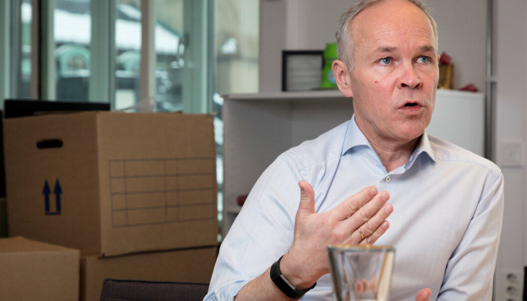 Jan Tore Sanner har fortsatt flytteeskene stående på sitt nye kontor i Kunnskapsdepartementet. Det er mye som skal på plass, og mye som skal læres, når en statsråd bytter kontor. Foto: Werner Juvik Jan Tore Sanner har fortsatt flytteeskene stående på sitt nye kontor i Kunnskapsdepartementet. Det er mye som skal på plass, og mye som skal læres, når en statsråd bytter kontor. Foto: Werner Juvik