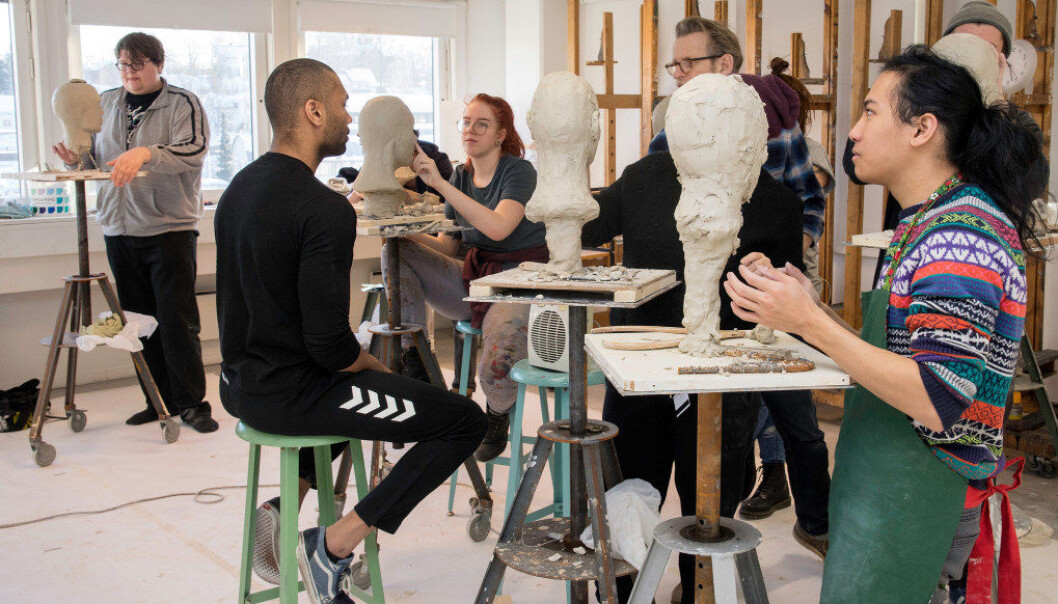 Elevene i førsteklasse ved Asker kunstfagskole skal modellere hodet til modellen Daniel Nygård så nøyaktig de klarer. Foto: Kari Kløvstad Elevene i førsteklasse ved Asker kunstfagskole skal modellere hodet til modellen Daniel Nygård så nøyaktig de klarer. Foto: Kari Kløvstad