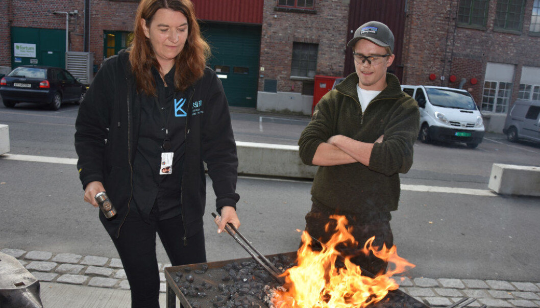 Selv assisterende rektor for yrkesfag, Camilla Hauren Leirvik, fikk prøve seg som smed da Kuben videregående arrangerte ByggCamp. Foto: Wenche Schjønberg Selv assisterende rektor for yrkesfag, Camilla Hauren Leirvik, fikk prøve seg som smed da Kuben videregående arrangerte ByggCamp. Foto: Wenche Schjønberg