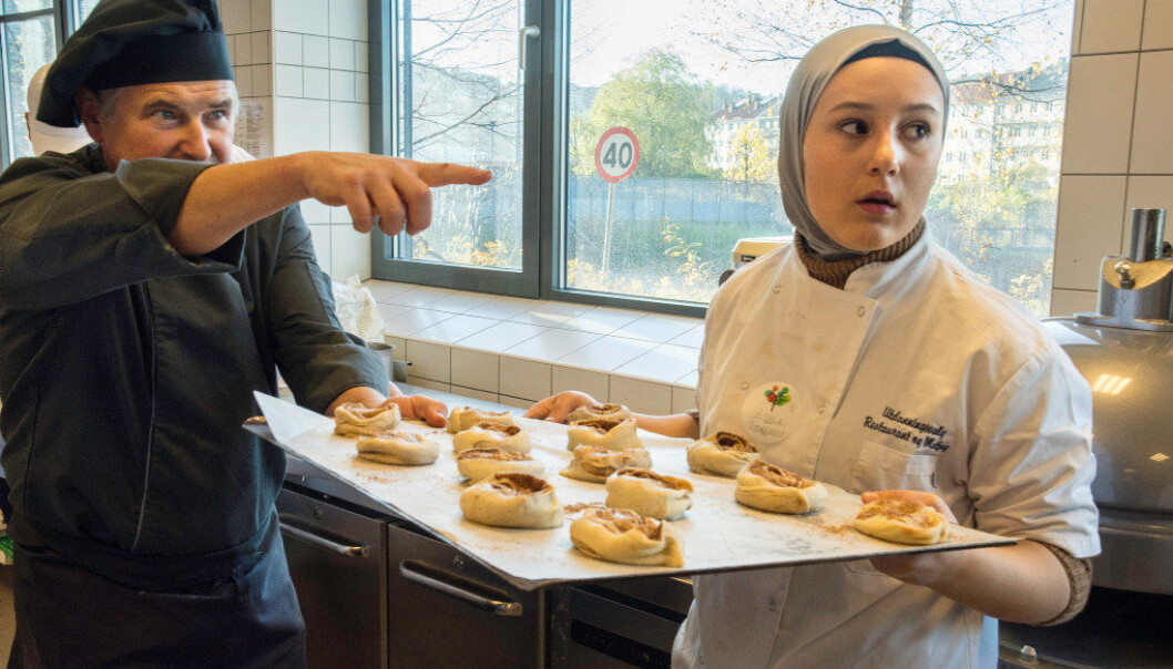 Brettet er fylt med kanelsnurrer, og Azra Kalisi blir vist vei til rommet der kakene skal heves. Foto: Kari Kløvstad Brettet er fylt med kanelsnurrer, og Azra Kalisi blir vist vei til rommet der kakene skal heves. Foto: Kari Kløvstad