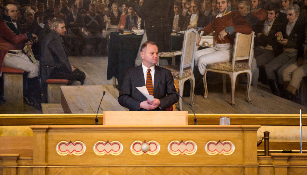 Olemic Thommessen mener det er opp til partiene å sørge for at Stortinget speiler befolkningen bedre enn i dag. Det er imidlertid ikke like smalt sammensatt som eidsvollmennene på maleriet bak ham. Foto: Stortinget. Olemic Thommessen mener det er opp til partiene å sørge for at Stortinget speiler befolkningen bedre enn i dag. Det er imidlertid ikke like smalt sammensatt som eidsvollmennene på maleriet bak ham. Foto: Stortinget.