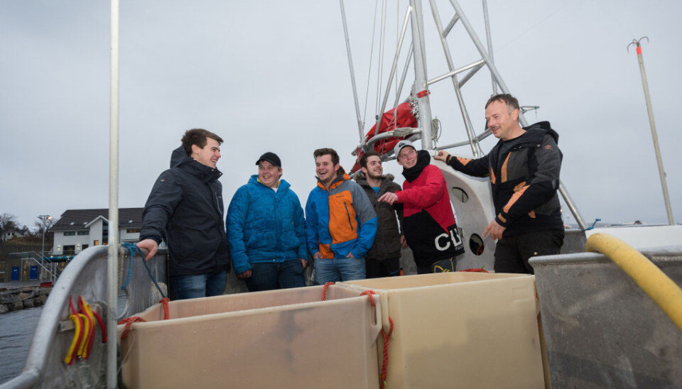 Disse elevene vet at de vil jobbe på havet. Christoffer Røed (fra venstre), Vegard Grunnan, Olav Myhre, Mattias Sørensen og Rune Moe. Helt til høyre står lærer Einar Dekkerhus. Foto: Håvard Zeiner
