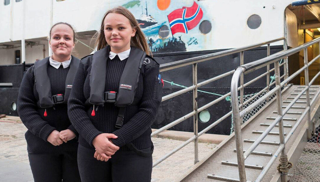 Madeleine Dalsgård og Julie Schlichting har landgangsvakt og holder kontroll med hvem som går på og av skipet. Foto: Kari Kløvstad Madeleine Dalsgård og Julie Schlichting har landgangsvakt og holder kontroll med hvem som går på og av skipet. Foto: Kari Kløvstad