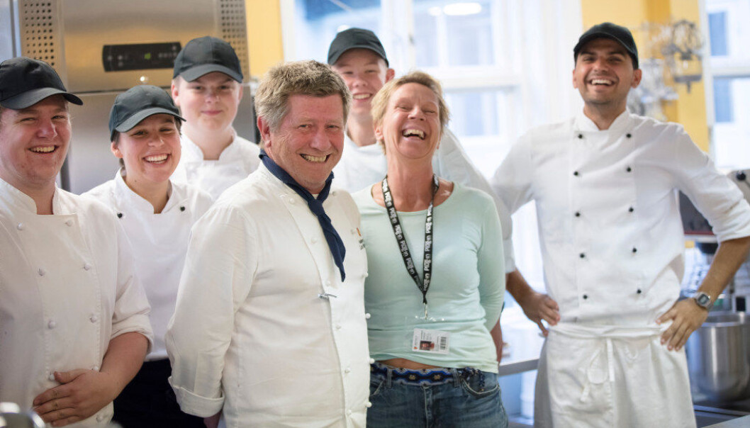 Smilene sitter løst på kjøkkenet der matfag-elevene på Halden videregående nettopp har laget 300 pastaretter. Fagleder Lars Bekkhus og lærer Maria Forsstrøm foran, og elevene (fra venstre) Eirik Mogens, Mina Elazhari, Jens-Malvin Sørensen, Jørgen Austerheim og Niko Makula tar imot Yrke på slutten av skoledagen. Foto: Werner Juvik Smilene sitter løst på kjøkkenet der matfag-elevene på Halden videregående nettopp har laget 300 pastaretter. Fagleder Lars Bekkhus og lærer Maria Forsstrøm foran, og elevene (fra venstre) Eirik Mogens, Mina Elazhari, Jens-Malvin Sørensen, Jørgen Austerheim og Niko Makula tar imot Yrke på slutten av skoledagen. Foto: Werner Juvik