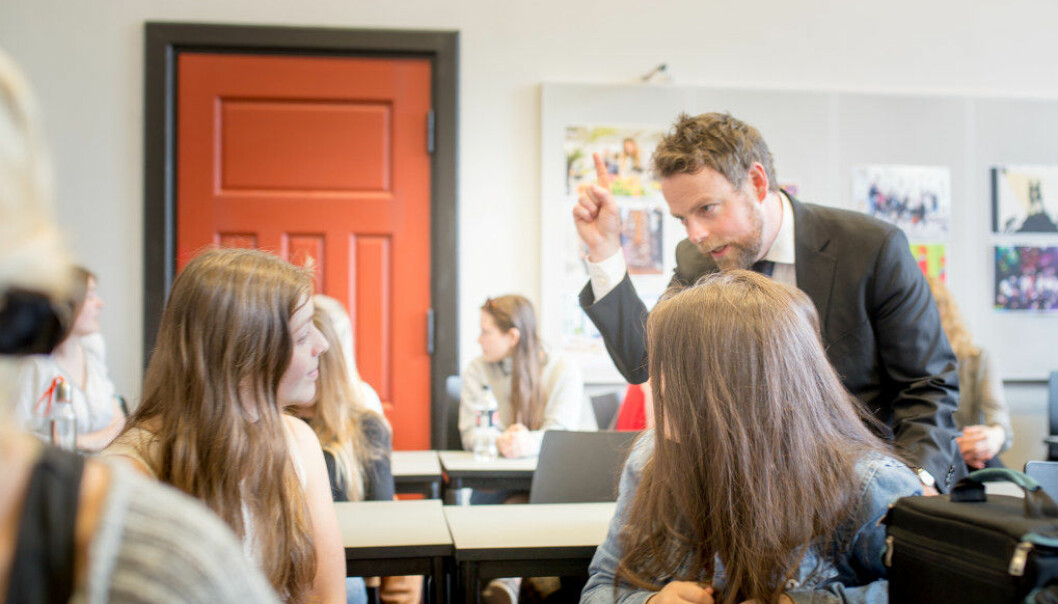Torbjørn Røe Isaksen i engasjert prat med elevene på Edvard Munch videregående skole i Oslo. Han vil gjerne fortsette som kunnskapsminister, og fortsette arbeidet for yrkesfagene. Foto: Hans Skjong / Utdanning.