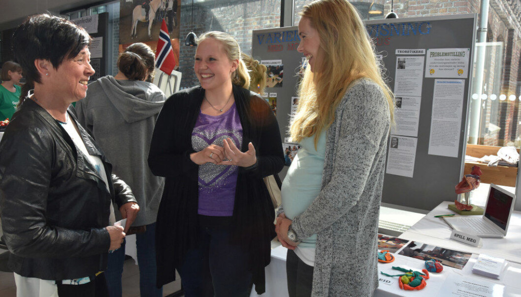Praten går lett mellom Eva Skoglund Strønen og Kristine Samdal Andreassen og Mette Døssland. De er alle sykepleiere, og brenner for å lære det bort. Foto: Wenche Schjønberg Praten går lett mellom Eva Skoglund Strønen og Kristine Samdal Andreassen og Mette Døssland. De er alle sykepleiere, og brenner for å lære det bort. Foto: Wenche Schjønberg