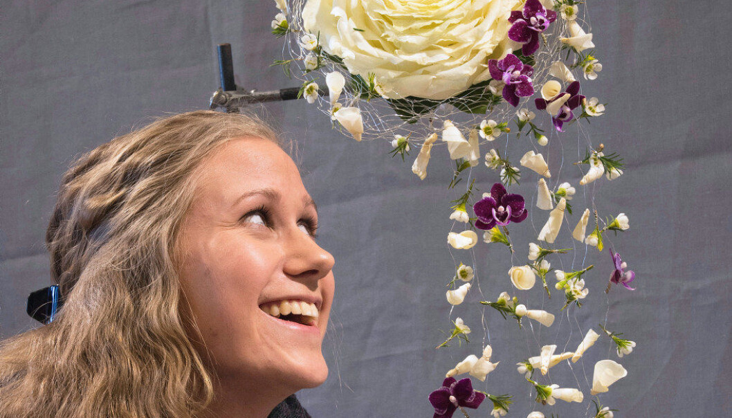 Rebecca Fon ser opp til brudebuketten hun har laget. Foto: Kari Kløvstad Rebecca Fon ser opp til brudebuketten hun har laget. Foto: Kari Kløvstad