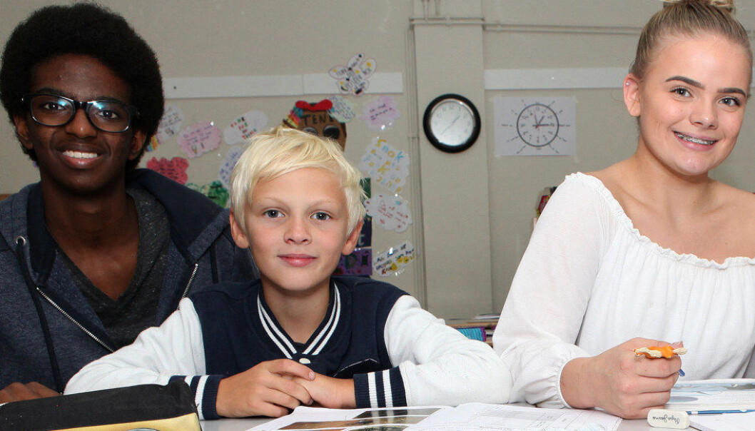 Ahmed Gaturo Abbas og Linnea Løtvedt er «hjelpelærere» i fjerde klasse som en del av deres undervisning i helse- og oppvekstfag. Foto: Harald Vingelsgaard Ahmed Gaturo Abbas og Linnea Løtvedt er «hjelpelærere» i fjerde klasse som en del av deres undervisning i helse- og oppvekstfag. Foto: Harald Vingelsgaard