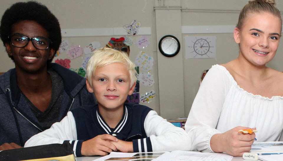 Ahmed Gaturo Abbas og Linnea Løtvedt er «hjelpelærere» i fjerde klasse som en del av deres undervisning i helse- og oppvekstfag. Foto: Harald Vingelsgaard Ahmed Gaturo Abbas og Linnea Løtvedt er «hjelpelærere» i fjerde klasse som en del av deres undervisning i helse- og oppvekstfag. Foto: Harald Vingelsgaard