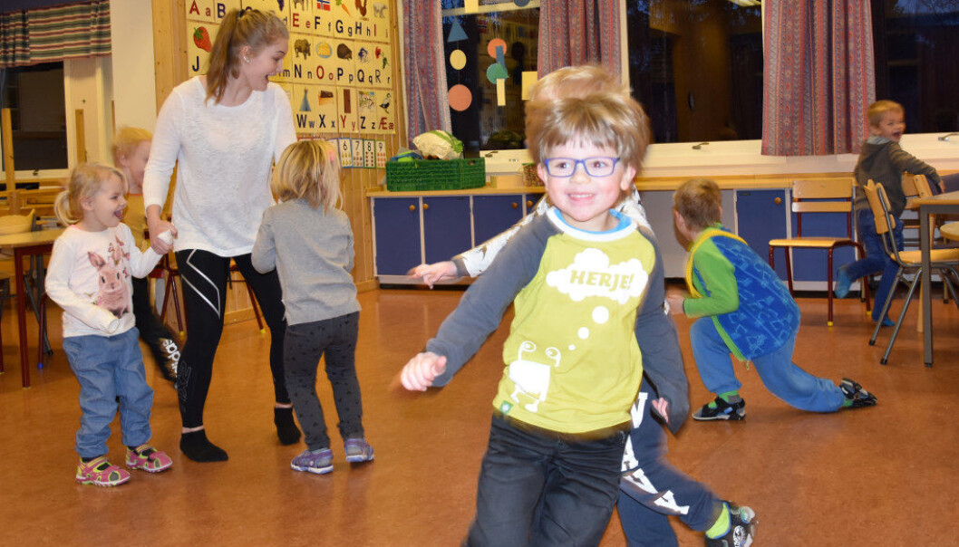 Barn i Sando barnehage leker, Rikke som er elev på barne- og ungdomsfagarbeider har tverrfaglig prøve. Foto: Wenche Schjønberg Barn i Sando barnehage leker, Rikke som er elev på barne- og ungdomsfagarbeider har tverrfaglig prøve. Foto: Wenche Schjønberg