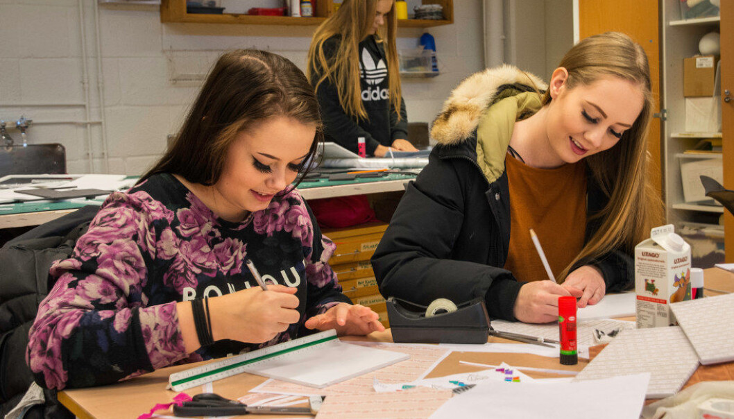 Veronica Karlsen (til venstre) og Camilla Berg har kjent hverandre siden de var fem år og sitter ved siden av hverandre. Foto: Kari Kløvstad Veronica Karlsen (til venstre) og Camilla Berg har kjent hverandre siden de var fem år og sitter ved siden av hverandre. Foto: Kari Kløvstad