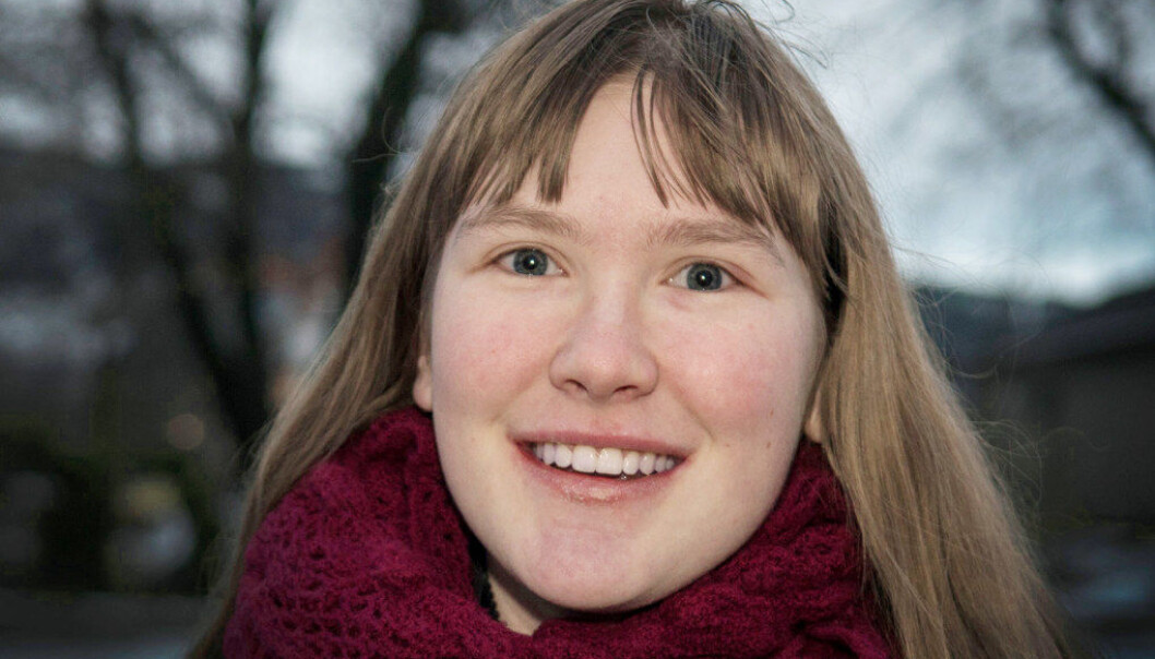 Tine Frøseth Johansen (18) skulle gjerne hatt lærlingplass og fått lønn for jobben. Hun trives imidlertid godt i praksisplassen på Stod sykehjem i Steinkjer. Foto: Håvard Zeiner Tine Frøseth Johansen (18) skulle gjerne hatt lærlingplass og fått lønn for jobben. Hun trives imidlertid godt i praksisplassen på Stod sykehjem i Steinkjer. Foto: Håvard Zeiner