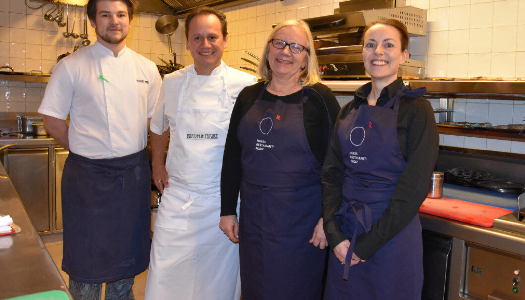 Det er behov for enda en skole som utdanner framtidas kokker og servitører, mener Hege Arntzen, Laila M. Berge og Pål Suarez. Her sammen med Henrik Aarseth fra Gjøvik som er lærling på Brasserie France, et sted han trives og får prøvd seg. Foto: Wenche Schjønberg Det er behov for enda en skole som utdanner framtidas kokker og servitører, mener Hege Arntzen, Laila M. Berge og Pål Suarez. Her sammen med Henrik Aarseth fra Gjøvik som er lærling på Brasserie France, et sted han trives og får prøvd seg. Foto: Wenche Schjønberg
