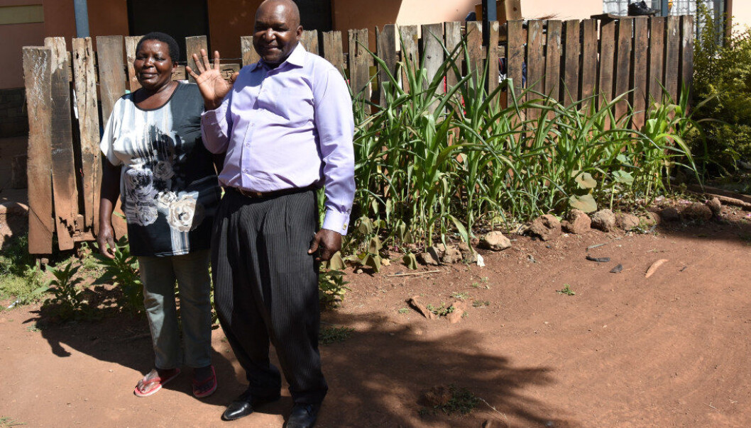 Reynold Finyange er programsjef for SOS barnebyer i Nairobi. Her er han i landsbyen der barna bor, sammen med en av barnebyens mødre. Foto: Wenche Schjønberg Reynold Finyange er programsjef for SOS barnebyer i Nairobi. Her er han i landsbyen der barna bor, sammen med en av barnebyens mødre. Foto: Wenche Schjønberg