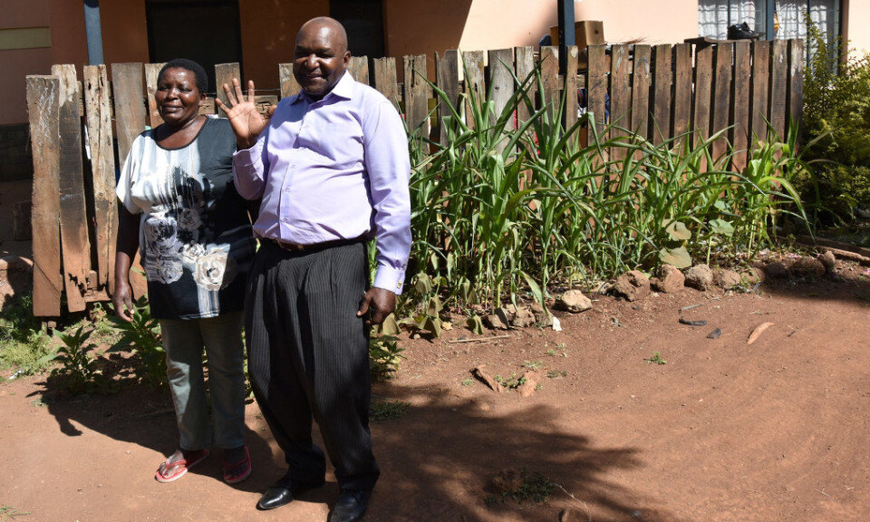 Reynold Finyange er programsjef for SOS barnebyer i Nairobi. Her er han i landsbyen der barna bor, sammen med en av barnebyens mødre. Foto: Wenche Schjønberg