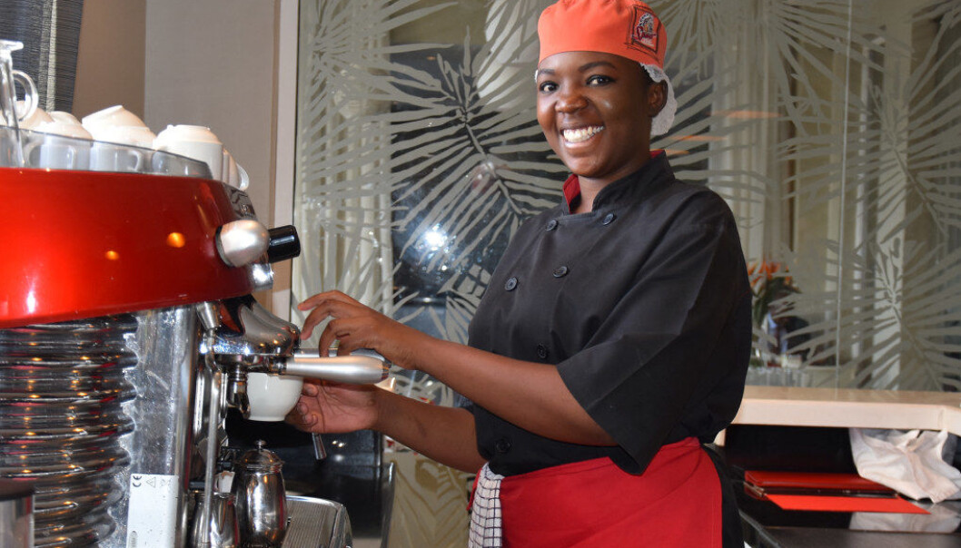 Neila Okumu drømmer om å bli barista og liker også godt å lage kyllingretter. Foto: Wenche Schjønberg Neila Okumu drømmer om å bli barista og liker også godt å lage kyllingretter. Foto: Wenche Schjønberg