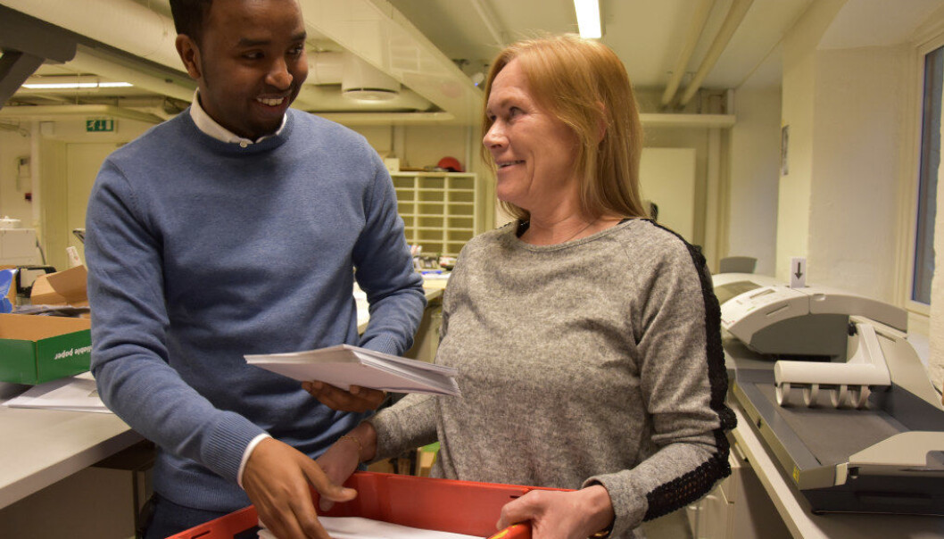 Nede på trykkeriet får Abdifatah Farah Ali opplæring i kontoroppgaver av Bente Nerheim Paulsen som er veilederen hans. Foto: Wenche Schjønberg Nede på trykkeriet får Abdifatah Farah Ali opplæring i kontoroppgaver av Bente Nerheim Paulsen som er veilederen hans. Foto: Wenche Schjønberg