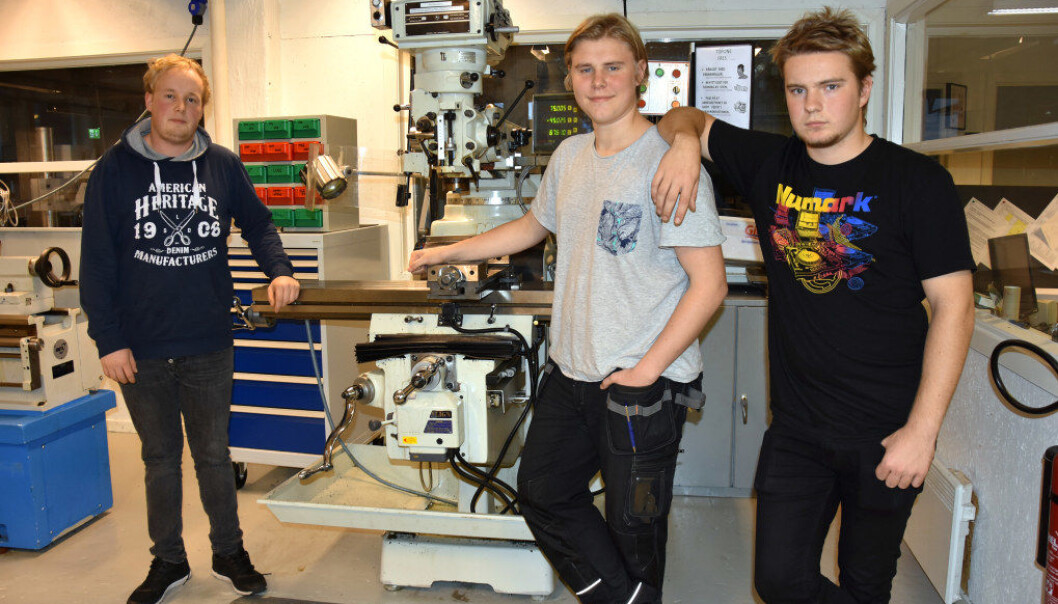 Nichlas Halvorsen Richter, Jonas Kristiansen og Eskild Hagen Andersen har både fått mer respekt for den blåhvite arbeideren og større interesse for matindustrien etter et tverrfaglig prosjekt på Glemmen. Foto: Wenche Schjønberg Nichlas Halvorsen Richter, Jonas Kristiansen og Eskild Hagen Andersen har både fått mer respekt for den blåhvite arbeideren og større interesse for matindustrien etter et tverrfaglig prosjekt på Glemmen. Foto: Wenche Schjønberg