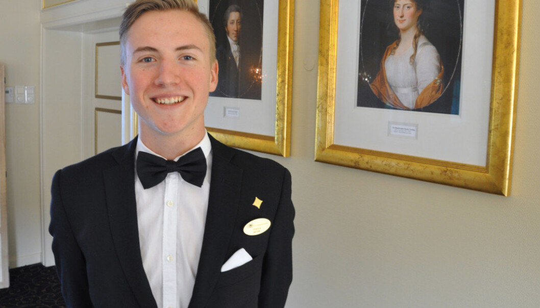 Det sitter mye historie i veggene på Hotell Refsnes Gods med aner tilbake til 1767. Servitørlærling Marius Hoff Pettersen trives utmerket i slike omgivelser. Foto: Terje Hansteen Det sitter mye historie i veggene på Hotell Refsnes Gods med aner tilbake til 1767. Servitørlærling Marius Hoff Pettersen trives utmerket i slike omgivelser. Foto: Terje Hansteen