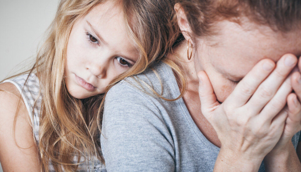 Jeg har opplevd hvordan familien benekter at mamma eller pappa er syk og skal dø, mens leger og spesialister prøver å forberede dem på sorgen og tapet. Som barnehageansatt mener jeg det er viktig å ikke benekte det som skjer. Illustrasjonsfoto: Fotolia.com Jeg har opplevd hvordan familien benekter at mamma eller pappa er syk og skal dø, mens leger og spesialister prøver å forberede dem på sorgen og tapet. Som barnehageansatt mener jeg det er viktig å ikke benekte det som skjer. Illustrasjonsfoto: Fotolia.com