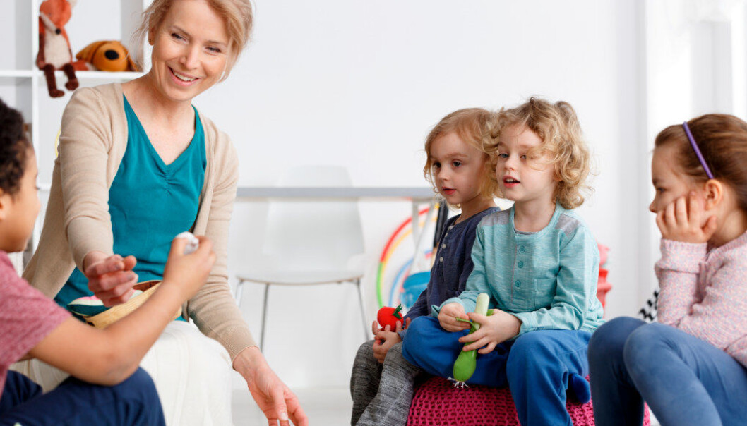 Jeg opplever til stadighet at studenter uttrykker et stort behov for at jeg som lærer kobler erfaringene mine fra barnehagen til teorigrunnlaget de blir presentert for i utdanningen, skriver artikkelforfatteren. Illustrasjonsfoto: Fotolia.com Jeg opplever til stadighet at studenter uttrykker et stort behov for at jeg som lærer kobler erfaringene mine fra barnehagen til teorigrunnlaget de blir presentert for i utdanningen, skriver artikkelforfatteren. Illustrasjonsfoto: Fotolia.com