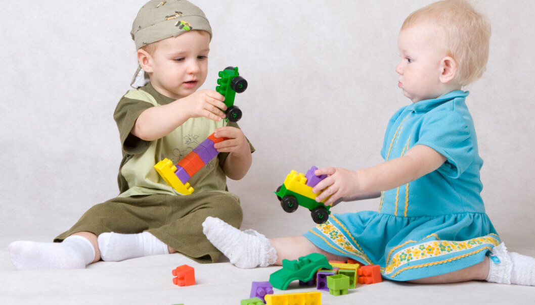 Barn har behov for å erfare trygghet (vertikale relasjoner), men de trenger også erfaringer fra å stå på egne bein (horisontale relasjoner), skriver artikkelforfatteren. Foto: Fotolia.com Barn har behov for å erfare trygghet (vertikale relasjoner), men de trenger også erfaringer fra å stå på egne bein (horisontale relasjoner), skriver artikkelforfatteren. Foto: Fotolia.com