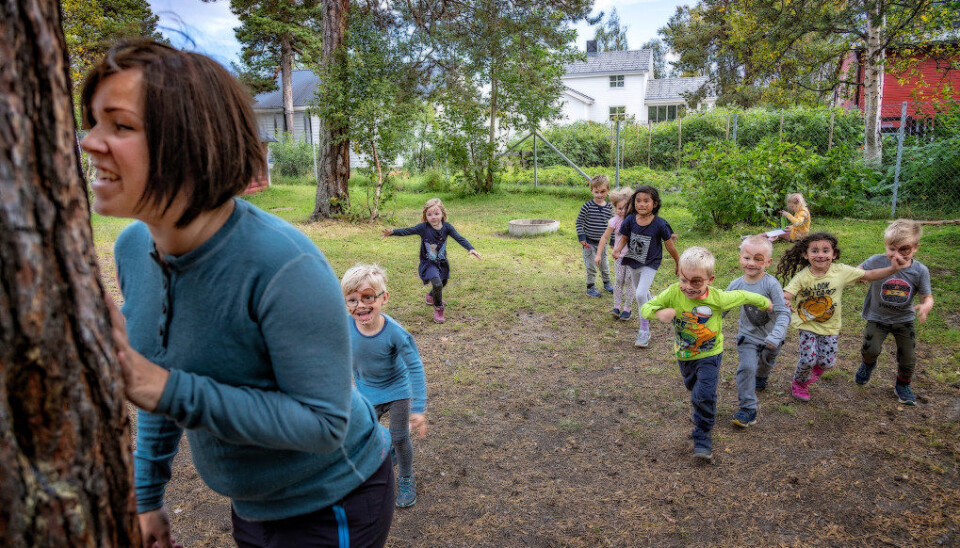 . Pedagogisk leder Karoline Hykkerud Aas i Sentrum Barnehage i Alta sier de tradisjonelle barnelekene har påvirket barnas fysiske og psykiske helse positivt. Foto: Alf Ove Hansen . Pedagogisk leder Karoline Hykkerud Aas i Sentrum Barnehage i Alta sier de tradisjonelle barnelekene har påvirket barnas fysiske og psykiske helse positivt. Foto: Alf Ove Hansen