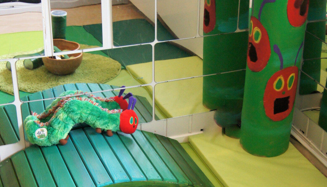 I år er det 50 år siden den klassiske bildeboken ble skrevet og illustrert av Eric Carle. De gjenkjennelige bildene fra boka om Lille larven kan gjenspeiles i farger og lekemateriell i rommet. Koselarven kan man lage selv, eventuelt kjøpe på nettet. Foto: Trude Anette Brendeland I år er det 50 år siden den klassiske bildeboken ble skrevet og illustrert av Eric Carle. De gjenkjennelige bildene fra boka om Lille larven kan gjenspeiles i farger og lekemateriell i rommet. Koselarven kan man lage selv, eventuelt kjøpe på nettet. Foto: Trude Anette Brendeland