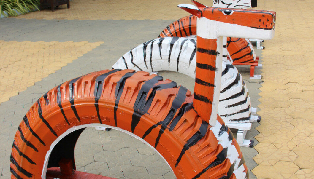 Lekedyrene er laget av gamle bildekk, som er delt i to og malt slik at de ser ut som en tiger eller sebra. Hodet og beina er laget i tre, og barna kan både sitte på dyrene, klatre over og under dem og sitte under dem. De kreative lekedyrene fant Første steg på en lekeplass i Ho Tram i Vietnam. Foto: Line Fredheim Storvik Lekedyrene er laget av gamle bildekk, som er delt i to og malt slik at de ser ut som en tiger eller sebra. Hodet og beina er laget i tre, og barna kan både sitte på dyrene, klatre over og under dem og sitte under dem. De kreative lekedyrene fant Første steg på en lekeplass i Ho Tram i Vietnam. Foto: Line Fredheim Storvik