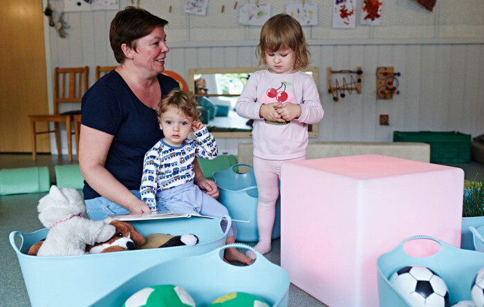 Nok leker til alle barn hindrer at de blir avvist fordi de må vente på tur. Det er positivt for barnas mestring og psykiske helse. Elise (2) og Elija (1) har det bra sammen med pedagogisk leder Hanne Thorsen, som har sørget for nok baljer og leker til alle barna. Foto: Geir Dokken Nok leker til alle barn hindrer at de blir avvist fordi de må vente på tur. Det er positivt for barnas mestring og psykiske helse. Elise (2) og Elija (1) har det bra sammen med pedagogisk leder Hanne Thorsen, som har sørget for nok baljer og leker til alle barna. Foto: Geir Dokken