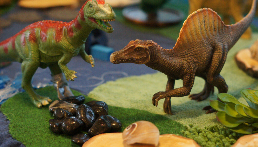 DU TRENGER et strekklaken, stoffbiter med ulik struktur og en limpistol for å lage landskapet på toppen. Dinosaurer og dyr kan få flytte inn i landskapet og inspirere til å lage fortellinger å leve seg inn i. Foto: Trude Anette Brendeland DU TRENGER et strekklaken, stoffbiter med ulik struktur og en limpistol for å lage landskapet på toppen. Dinosaurer og dyr kan få flytte inn i landskapet og inspirere til å lage fortellinger å leve seg inn i. Foto: Trude Anette Brendeland