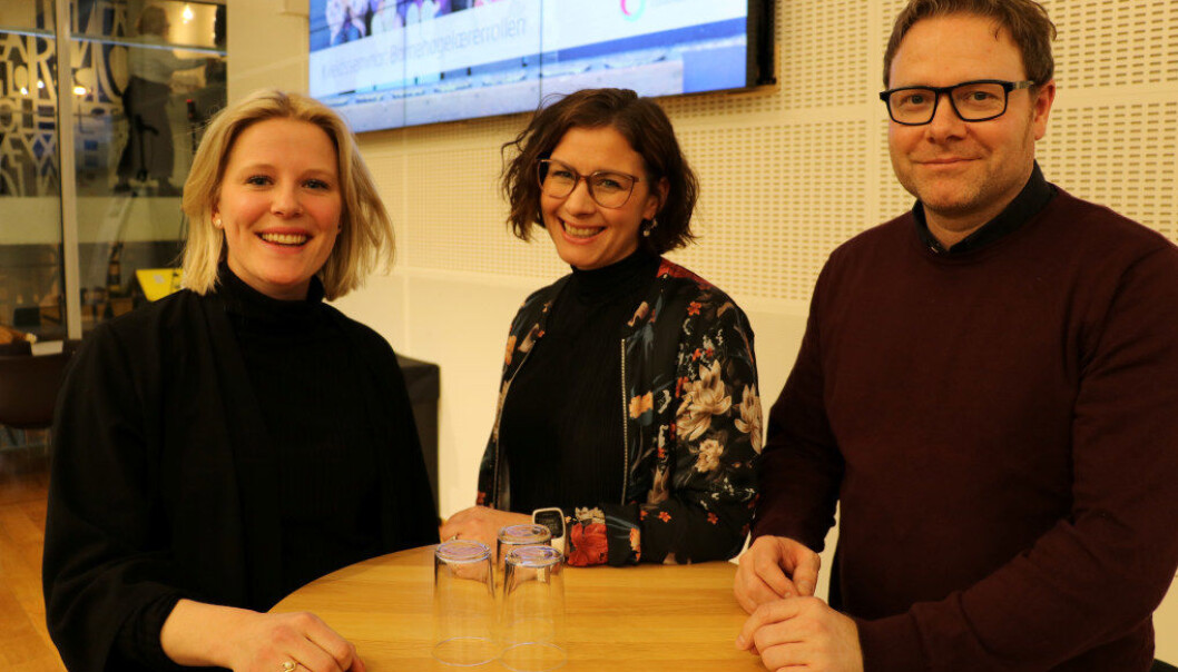 Pedagogisk leder Birgitte Fjørtoft (f.v.), styrer Caroline Brandth i Fridtjovsgate og Etterstadgata barnehage og daglig leder Royne Berget i Smedhusåsen barnehage kjenner seg alle igjen i rapporten om barnehagelærernes rolle, og håper flere vil se i den for å være med å påvirke barnehagelæreryrket fremover. Foto: Line Fredheim Storvik Pedagogisk leder Birgitte Fjørtoft (f.v.), styrer Caroline Brandth i Fridtjovsgate og Etterstadgata barnehage og daglig leder Royne Berget i Smedhusåsen barnehage kjenner seg alle igjen i rapporten om barnehagelærernes rolle, og håper flere vil se i den for å være med å påvirke barnehagelæreryrket fremover. Foto: Line Fredheim Storvik