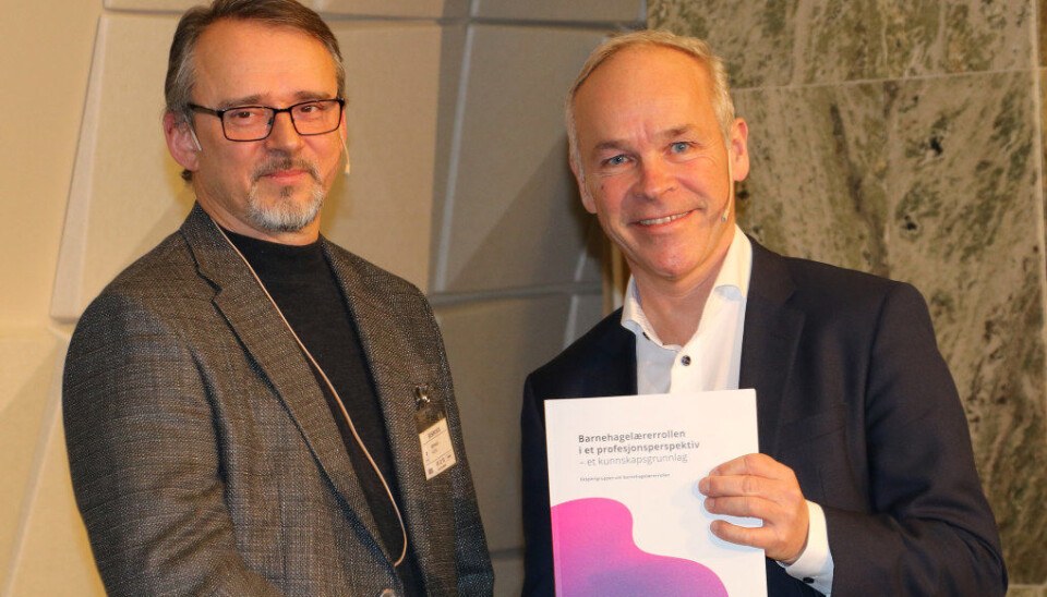 Leder og professor Kjetil Børhaug i ekspertgruppen som har sett på hvordan barnehagelærerollen skal utvikles, overrekker sin rapport til kunnskapsminister Jan Tore Sanner. Både utvalget og kunnskapsministeren ønsker flere barnehagelærere med master i barnehagen. Foto: Line Fredheim Storvik