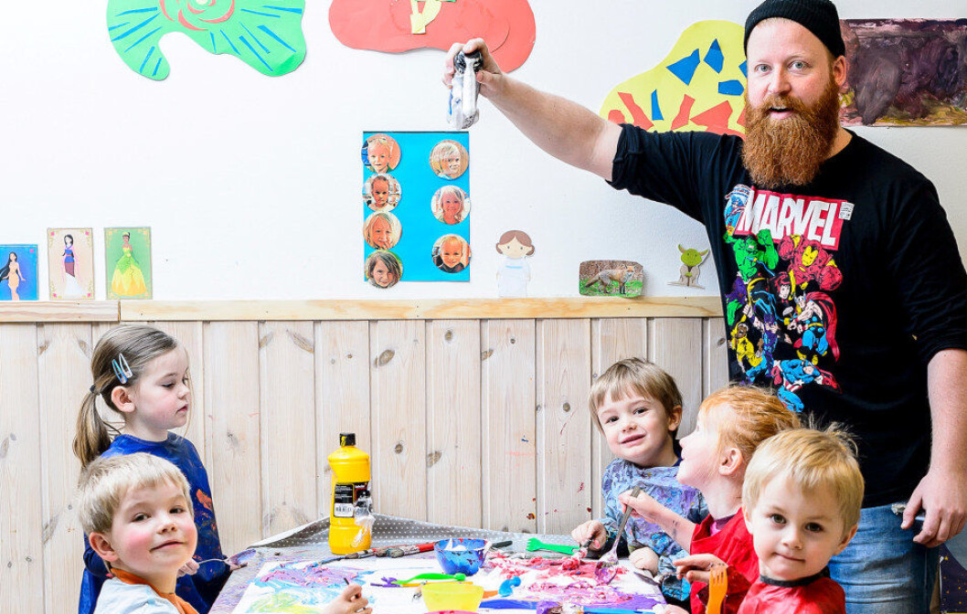 Er det noen som trenger barbering? I barnehagen bruker pedagogisk leder Anders Jerpseth barberskum på nye måter. Rundt bordet sitter fireåringene Eldar (f.v.), Thea, Linus, Kristine og Georg. Foto: Tore Fjeld Er det noen som trenger barbering? I barnehagen bruker pedagogisk leder Anders Jerpseth barberskum på nye måter. Rundt bordet sitter fireåringene Eldar (f.v.), Thea, Linus, Kristine og Georg. Foto: Tore Fjeld