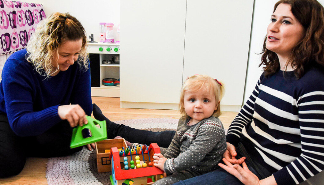 Barnehageansatt Anita O'Bray nærmer seg Julie (1) forsiktig hjemme på barnerommet hennes før barnehagestart i iFokus Lysheim barnehage i Larvik, mens Julie ennå er trygg på mamma Anne Lines fang. Foto:Sigrid Ringnes Barnehageansatt Anita O'Bray nærmer seg Julie (1) forsiktig hjemme på barnerommet hennes før barnehagestart i iFokus Lysheim barnehage i Larvik, mens Julie ennå er trygg på mamma Anne Lines fang. Foto:Sigrid Ringnes