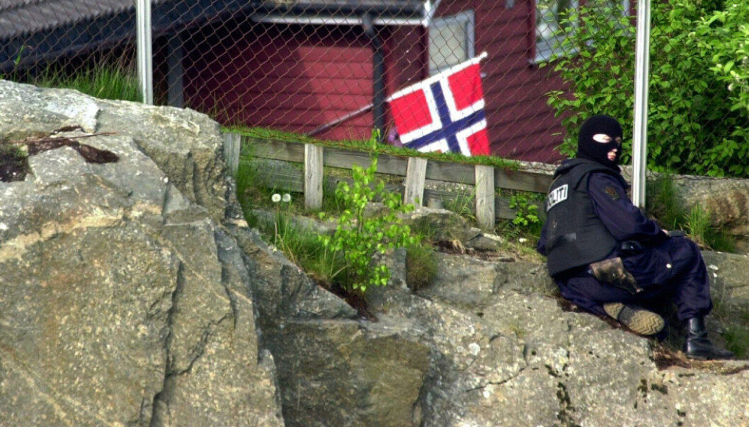 En bevæpnet mann tok barn og voksne som gissel i en norsk barnehage i 2000. Gisseltakeren ga seg til slutt og ingen ble fysisk skadet. En av tre barnehager har aldri gjennomført en beredskapsøvelse, viser ny undersøkelse. Foto: Heiko Junge / SCANPIX En bevæpnet mann tok barn og voksne som gissel i en norsk barnehage i 2000. Gisseltakeren ga seg til slutt og ingen ble fysisk skadet. En av tre barnehager har aldri gjennomført en beredskapsøvelse, viser ny undersøkelse. Foto: Heiko Junge / SCANPIX
