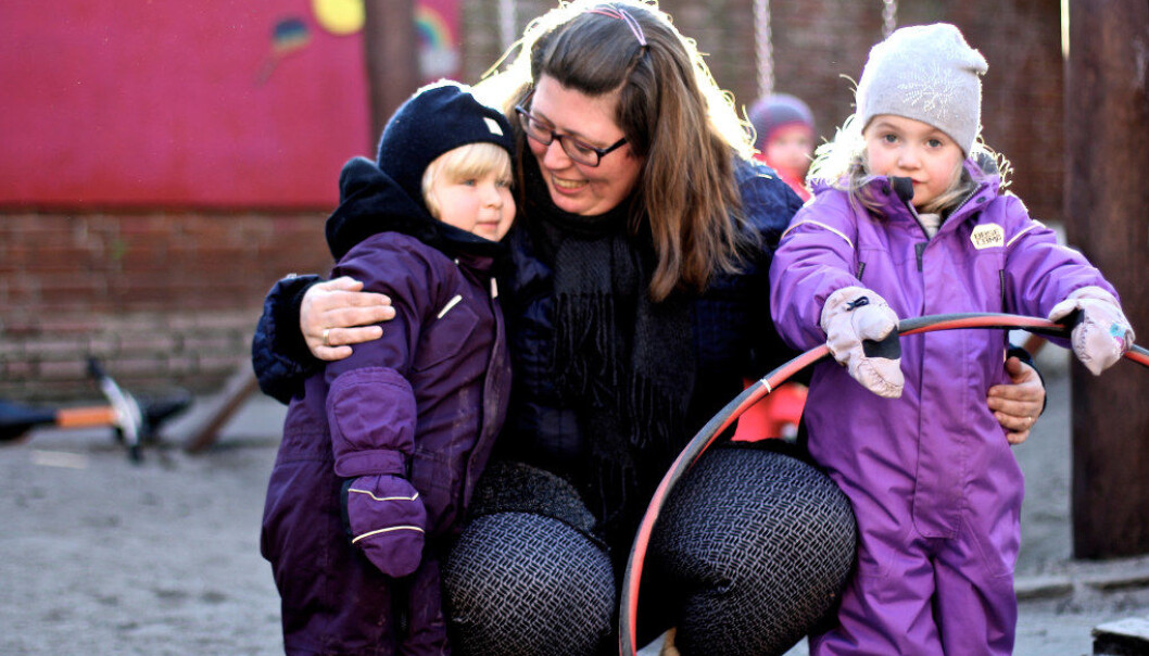 Noen danske barnehager har forbud mot at barn skal sitte på låret, få en klem eller et kyss av de ansatte. Men ikke i Arveprinsesse Carolines Børneasyl, der pedagog Charlotte Dahl Søby gjerne klemmer Ofelia Lulu og Sofie. Foto: Miriam Lykke Schultz Noen danske barnehager har forbud mot at barn skal sitte på låret, få en klem eller et kyss av de ansatte. Men ikke i Arveprinsesse Carolines Børneasyl, der pedagog Charlotte Dahl Søby gjerne klemmer Ofelia Lulu og Sofie. Foto: Miriam Lykke Schultz