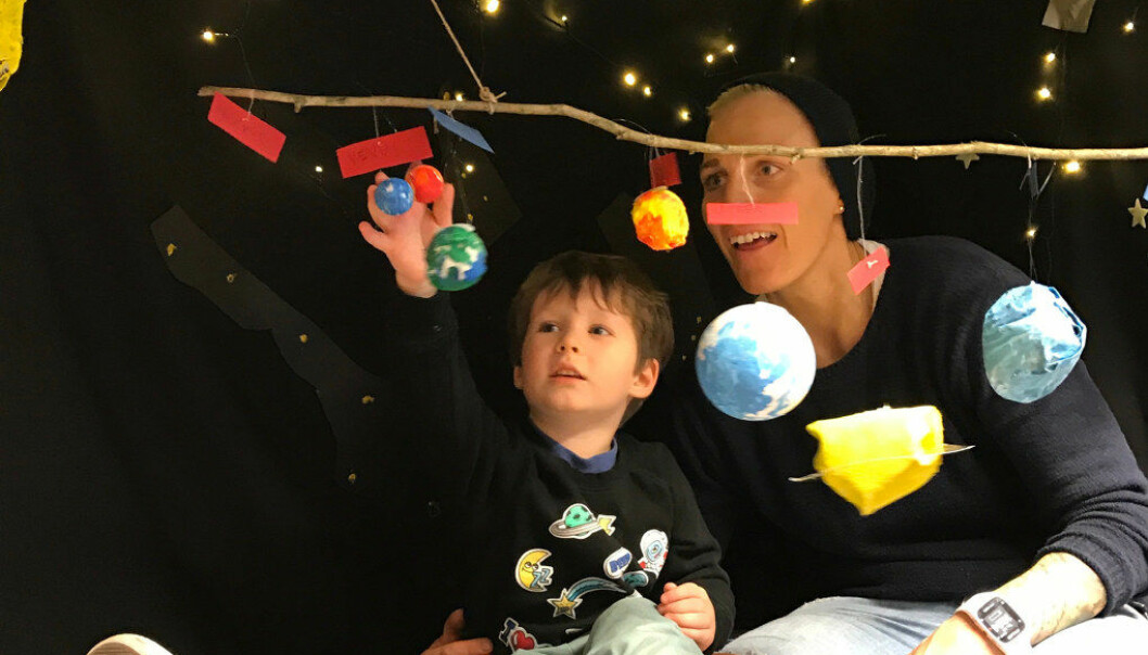 Carl Teodor (4) drømte om stjerner og planeter, og fikk en tur i verdensrommet sammen med pedagogisk leder Anette Svendsen i Asak kulturbarnehage i Halden. Foto: Asak kulturbarnehage