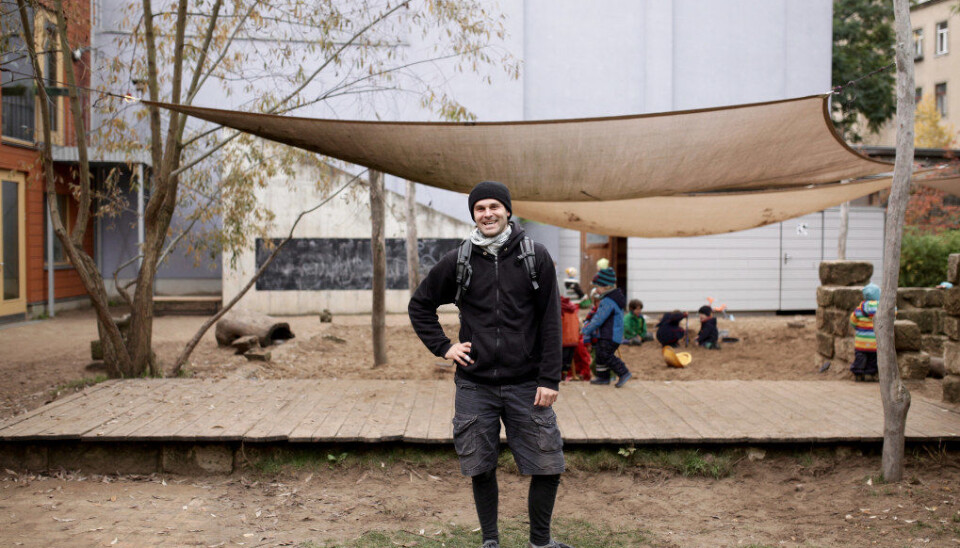 Alexander Krell er en av åtte menn i teamet på 15 pedagoger i Cocolores barnehage i tyske Dresden. Barnehagen har en økologisk profil og barna er mye ute, noe rammeplanen sier er viktig. Foto: Yngve Leonhardsen