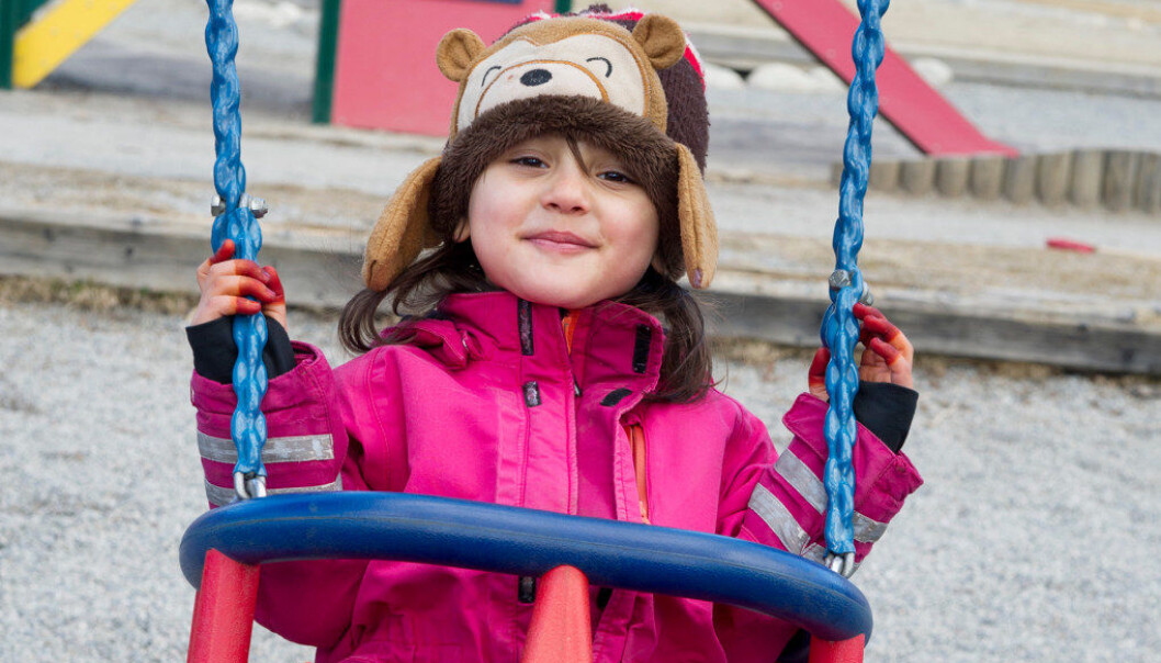 Aysiyeh Nouri (6) er en av flyktningbarna i Barnas Hus barnehage i Bodø. Nå husker hun trygt på lekeplassen utenfor barnehagen.Foto:Ingun A. Mæhlum Aysiyeh Nouri (6) er en av flyktningbarna i Barnas Hus barnehage i Bodø. Nå husker hun trygt på lekeplassen utenfor barnehagen.Foto:Ingun A. Mæhlum