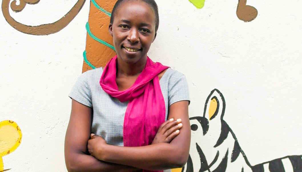 – Vi må jobbe for å skape en god relasjon til hvert enkelt barn. Og så må vi smile. Alltid smile, sier pedagog Masozi Gondwe, som er stolt av den malte veggen i den private bybarnehagen Bambino Nursery School i Malawi. Foto: Merete Andersen – Vi må jobbe for å skape en god relasjon til hvert enkelt barn. Og så må vi smile. Alltid smile, sier pedagog Masozi Gondwe, som er stolt av den malte veggen i den private bybarnehagen Bambino Nursery School i Malawi. Foto: Merete Andersen