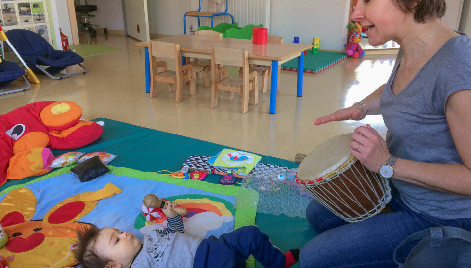 Franske barn starter i barnehagen fra de er 2,5 måneder. Emerick (9 måneder) har både ørebetennelse og bronkitt og får en paracet, mens omsorgsarbeider Valèrie Mazade spiller trommer for ham. Foto: Rakel Benon