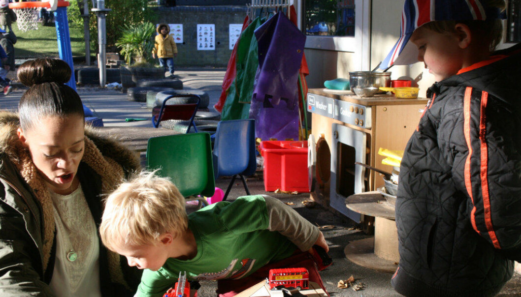 – Sosiale ferdigheter, som å knytte vennskap, er like viktig å lære Elias og Rowan og barn som å lære bokstaver og tall, mener barnehagepedagog Chevone Newman. Foto: Camilla G. Laxton – Sosiale ferdigheter, som å knytte vennskap, er like viktig å lære Elias og Rowan og barn som å lære bokstaver og tall, mener barnehagepedagog Chevone Newman. Foto: Camilla G. Laxton