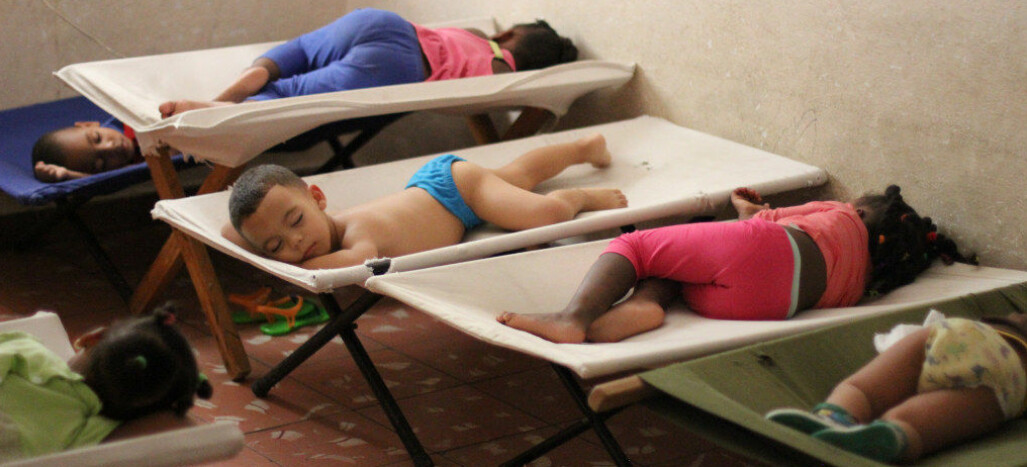 Cuba: I denne leiligheten på 45 kvadratmeter går 25 barn i barnehage