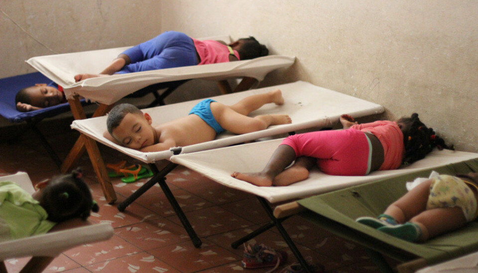 25 barn sover på feltsenger i den lille leiligheten, og de er aldri ute av den 45 kvadratmeter store leiligheten mens de er i barnehagen. FOTO: Miriam Lykke Schultz