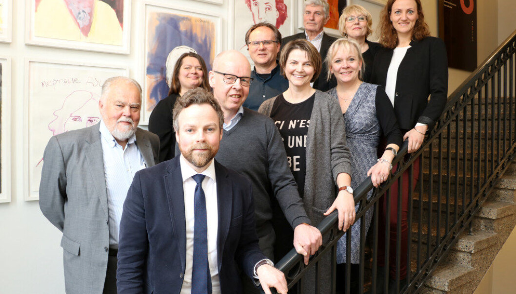 Kunnskapsminister Torbjørn Røe Isaksen og ekspertgruppa som skal se på hvordan barn og unge med behov for ekstra hjelp eller spesialundervisning kan få et pedagogisk tilbud med høy kvalitet og bli bedre inkludert i skolen og barnehagen enn i dag: Professor Thomas Nordahl ved Høgskolen Innlandet (foran f.h.), lektor Elin Kragset Vold ved Thor Heyerdahl videregående, førsteamanuensis Camilla Dyssegaard ved Danish School of Education, forsker Mari Vaage Wang ved Folkehelseinstituttet, rektor Judith Martinsen (bak f.h) ved Prestvannet skole, professor Bengt Persson ved Högskolan i Borås, skolesjef Trond Johnsen i Lillehammer kommune, fag- og kvalitetsdirektør Pia Paulsrud i Espira barnehager og professor Bjørn W. Hennestad ved BI. Foto: Line Fredheim Storvik Kunnskapsminister Torbjørn Røe Isaksen og ekspertgruppa som skal se på hvordan barn og unge med behov for ekstra hjelp eller spesialundervisning kan få et pedagogisk tilbud med høy kvalitet og bli bedre inkludert i skolen og barnehagen enn i dag: Professor Thomas Nordahl ved Høgskolen Innlandet (foran f.h.), lektor Elin Kragset Vold ved Thor Heyerdahl videregående, førsteamanuensis Camilla Dyssegaard ved Danish School of Education, forsker Mari Vaage Wang ved Folkehelseinstituttet, rektor Judith Martinsen (bak f.h) ved Prestvannet skole, professor Bengt Persson ved Högskolan i Borås, skolesjef Trond Johnsen i Lillehammer kommune, fag- og kvalitetsdirektør Pia Paulsrud i Espira barnehager og professor Bjørn W. Hennestad ved BI. Foto: Line Fredheim Storvik