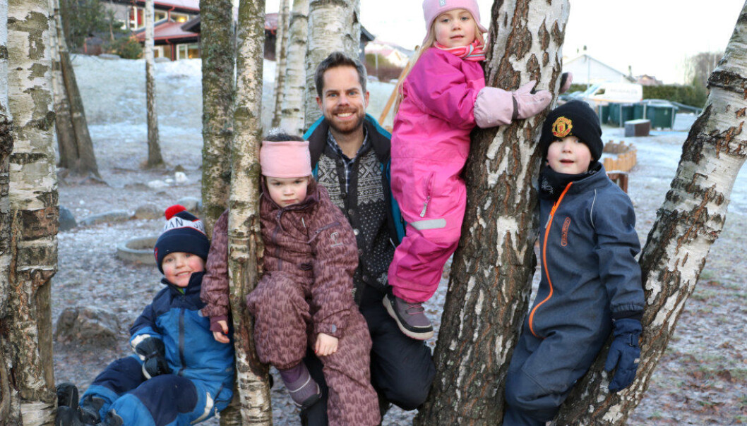 Jeg tror vi alle har noen barn vi får tettere relasjon med enn andre, sier barnehagelærer Peter Boysen, som gjerne leker sammen med Viktor Tveter Huseby (f.v.), Gabriella Gjøstøl Stuart, Nathalie Berget Sindsen og Jesper Berg Nilsen (t.h.) Foto: Line Fredheim Storvik Jeg tror vi alle har noen barn vi får tettere relasjon med enn andre, sier barnehagelærer Peter Boysen, som gjerne leker sammen med Viktor Tveter Huseby (f.v.), Gabriella Gjøstøl Stuart, Nathalie Berget Sindsen og Jesper Berg Nilsen (t.h.) Foto: Line Fredheim Storvik
